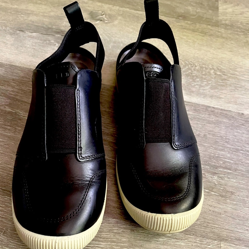 Keen sneaker with elastic and leather back.